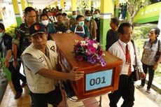 Gubernur Jatim Terima Dua Jenazah Penumpang AirAsia QZ8501