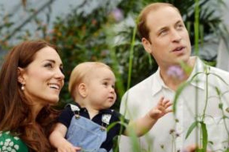 Duke dan Duchess of Cambridge bersama putra sulung mereka Pangeran William dalam foto resmi yang dirilis tepat di hari ulang tahun George yang pertama.