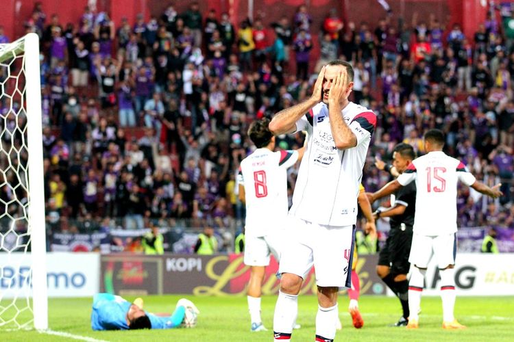 Reaksi bek Arema FC Sergio Silva pada laga Liga 1 2022-2023 Persik Kediri vs Arema FC di Stadion Brawijaya, Kediri, pada Sabtu (17/9/2022).