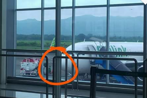 Dua Anak Kecil Tertangkap Kamera di Apron Bandara Saat Pesawat Isi Avtur