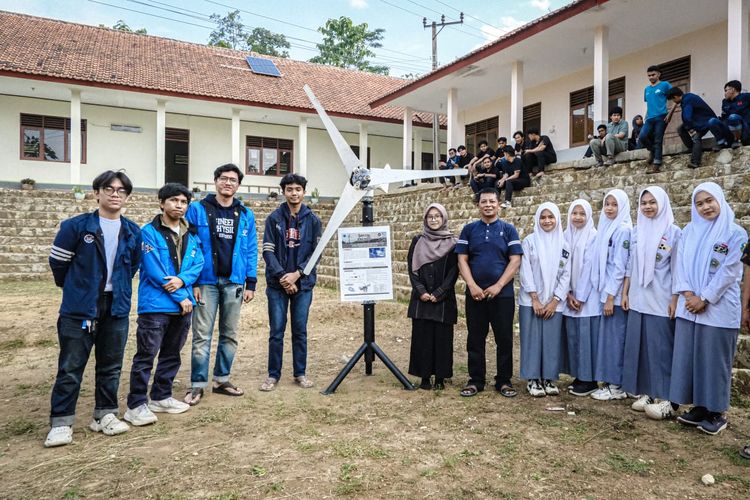 Himpunan Mahasiswa Teknik Mesin (HMM ITB) membuat Kolecer Setrum di sebuah sekolah di Desa Cintaasih, Kecamatan Cipongkor, Kabupaten Bandung Barat (KBB), Jawa Barat.