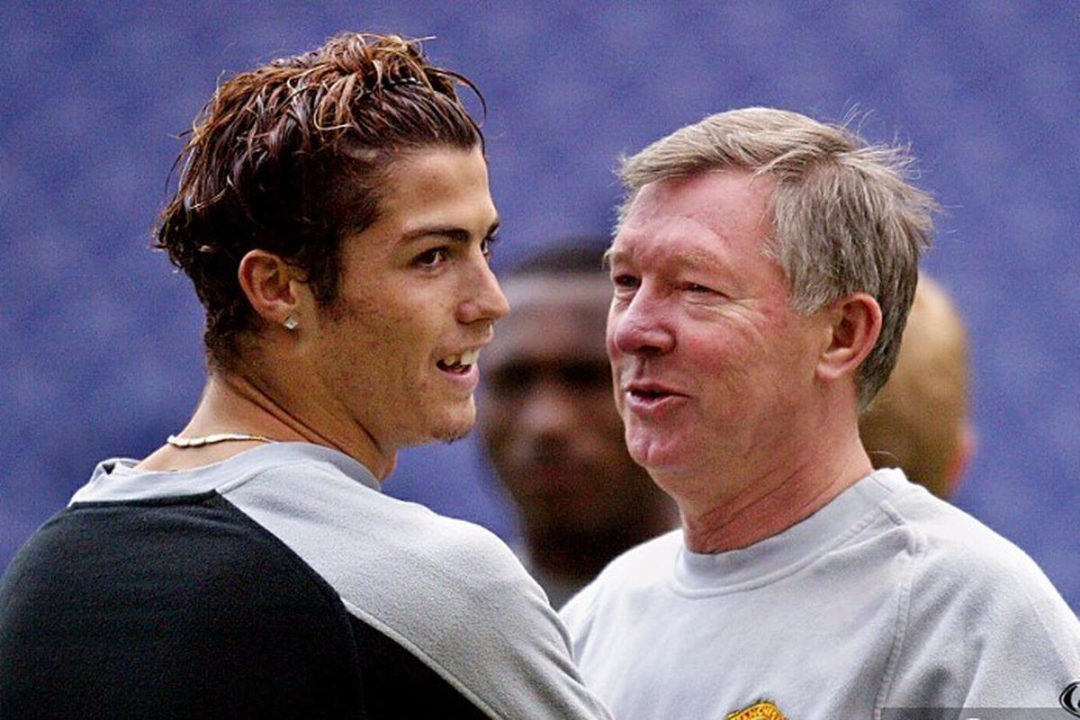 Cristiano Ronaldo (kiri) dan Sir Alex Ferguson (kanan) saat keduanya masih bekerja di Manchester United pada 2004.