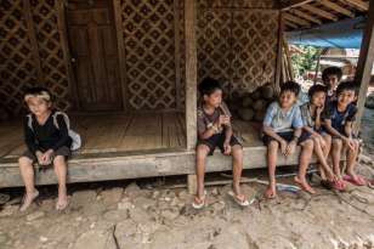 Seorang anak dari suku Baduy dalam (kiri) duduk berdampingan dengan anak-anak dari suku Baduy luar di Kampung Kaduketug, Desa Kanekes, Lebak, Banten, Selasa (1/3/2016). Orang Baduy hari-hari ini sudah mulai tersentuh modernitas dan mengalami perubahan baik dari cara berpakaian hingga memiliki barang-barang modern.