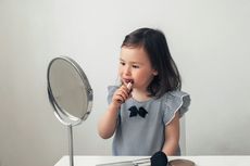 Anak-anak Pakai Makeup, Amankah untuk Kulit?