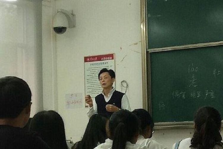 Profesor Hu Ming saat mengajar di depan kelas. 