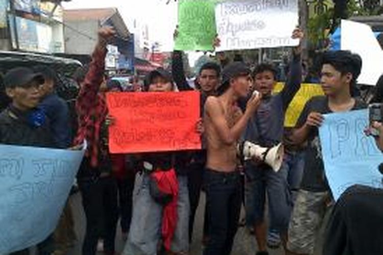 Sekitar 30 pengamen asal Kebayoran Lama berunjuk rasa di depan Pengadilan Negeri Jakarta Selatan, Kamis (19/9/2013) siang. Mereka menuntut pembebasan enam rekan mereka, yang didakwa dalam kasus penganiayaan terhadap Diki Maulana, yang ditemukan tewas di bawah flyover Cipulir pada akhir Juni lalu.