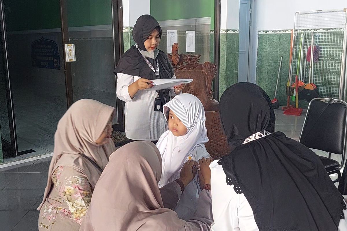 Vaksinasi anak di TK Barokah Quran, Sumenep, Jawa Timur.