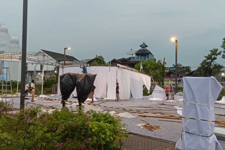 Tenda pembagian takjil gratis Masjid Raya Sheikh Zayed Solo, Jawa Tengah, ambruk diterjang angin dan hujan deras pada Jumat (31/3/2023).