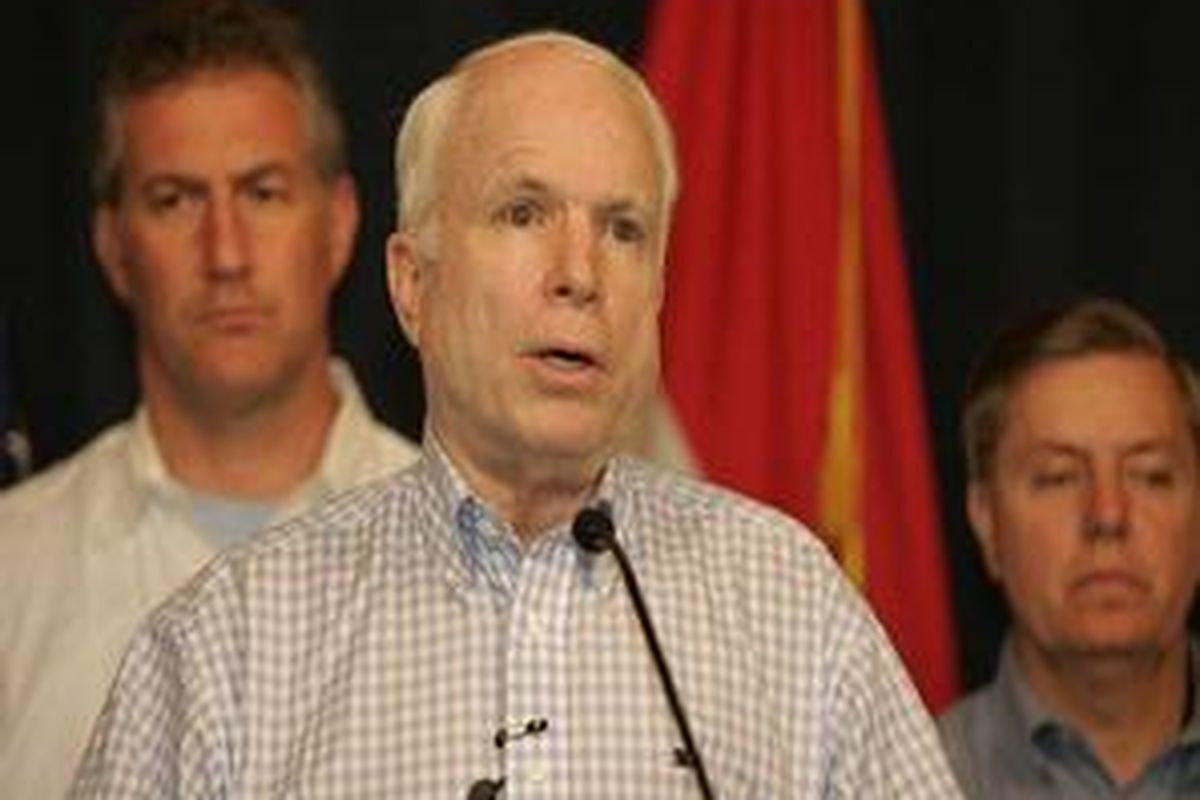 John McCain saat berbicara dalam konferensi pers di Baghdad Irak, April 2007 lalu.
