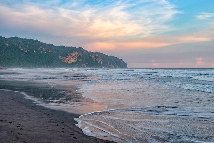 Pantai Parangtritis di Kabupaten Bantul, Yogyakarta. Pantai Parangtritis memiliki pasir berwarna hitam.