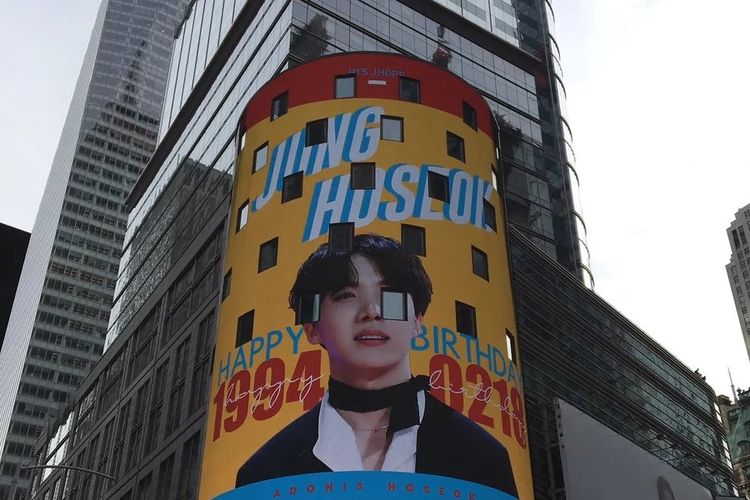Sebuah papan iklan di Time Square, New York, AS, menampilkan ucapan selamat ulang tahun kepada J-Hope BTS.