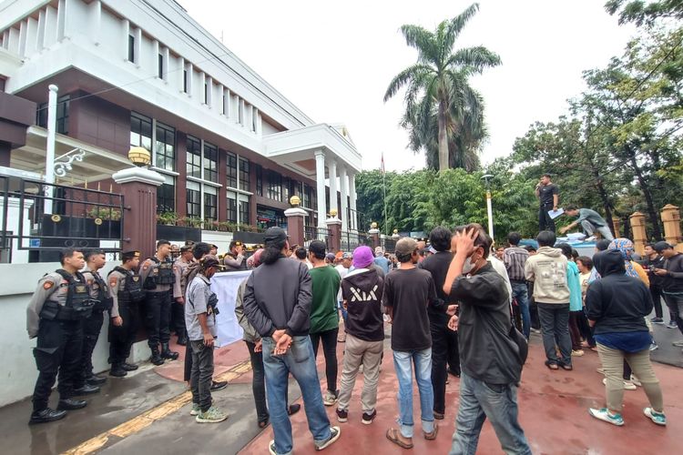 Forum Penyelamat Konstitusi (FPK) menggelar demo di Pengadilan Tata Usaha Negara (PTUN) Jakarta, Jakarta Timur, Rabu (3/1/2024).