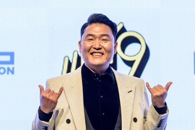 Penyanyi Korea Selatan PSY berpose sebelum menggelar konferensi pers album barunya, Psy 9th di Seoul, Korea Selatan, pada 29 April 2022. 