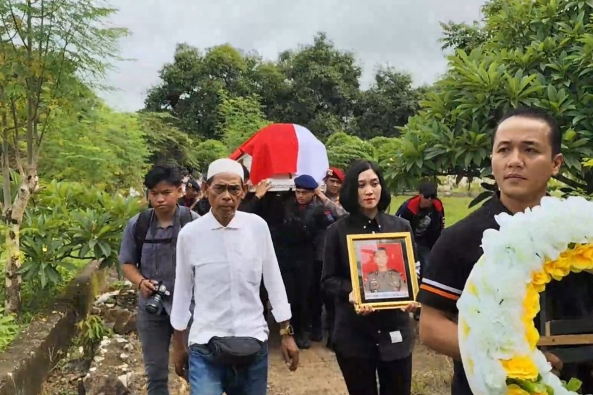 Duka mendalam mengantar jenazah Kasat Reskrim Polres Solok, AKP Ulil Riyanto Anshari yang tewas ditembak oleh Kabag Ops Polres Solok, AKP Dadang Iskandar.