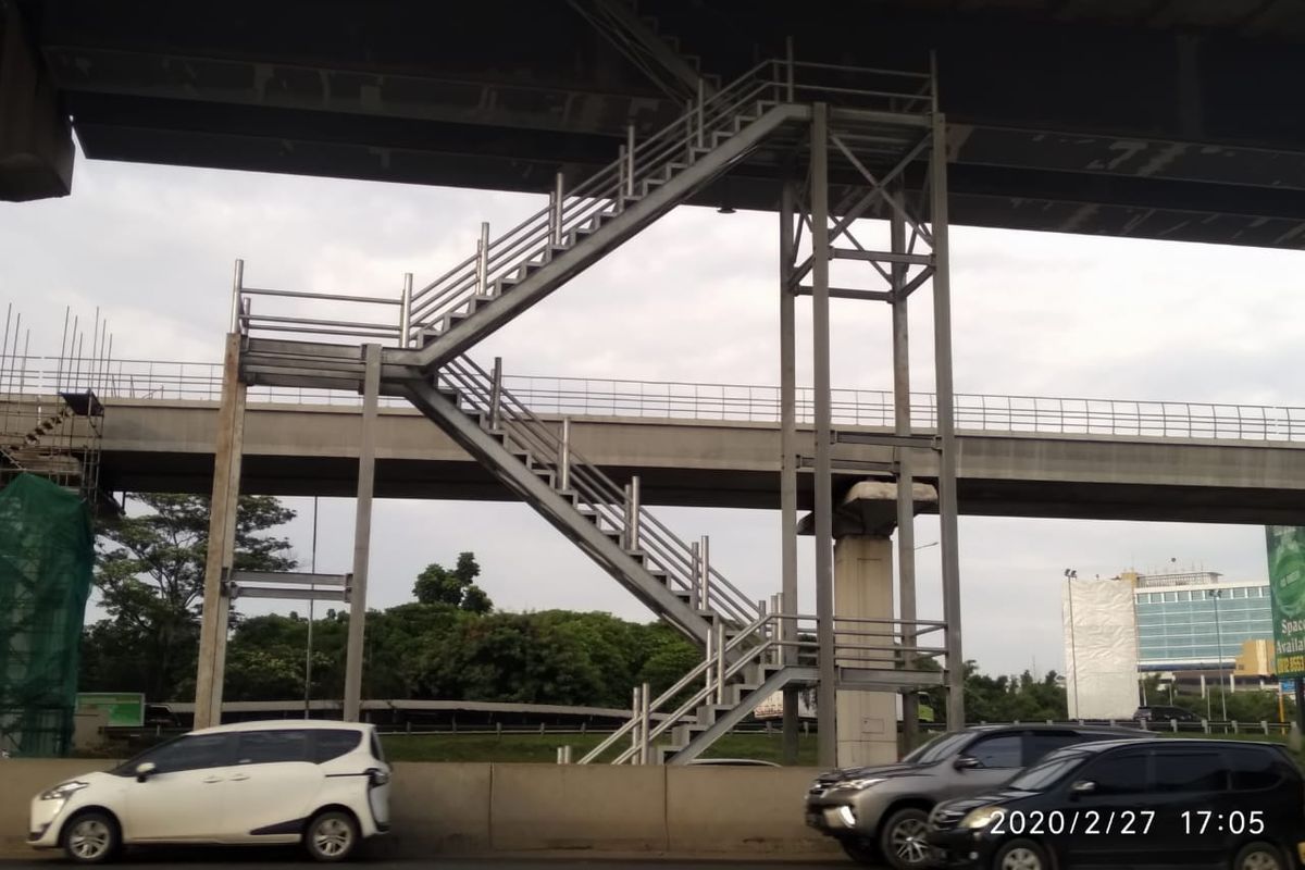 Tangga darurat di Tol Layang Jakarta-Cikampek atau Tol Jakarta-Cikampek II (Elevated)