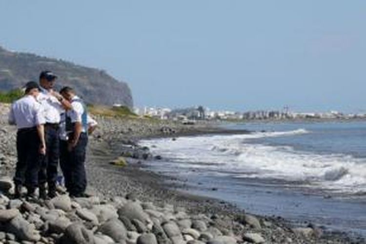 Sebuah pantai berbatu di Pulau Reunion, Samudera Hindia yang menjadi lokasi penemuan serpihan logam yang diduga merupakan bagian sayap Boeing 777 milik Malaysia Airlines MH370.