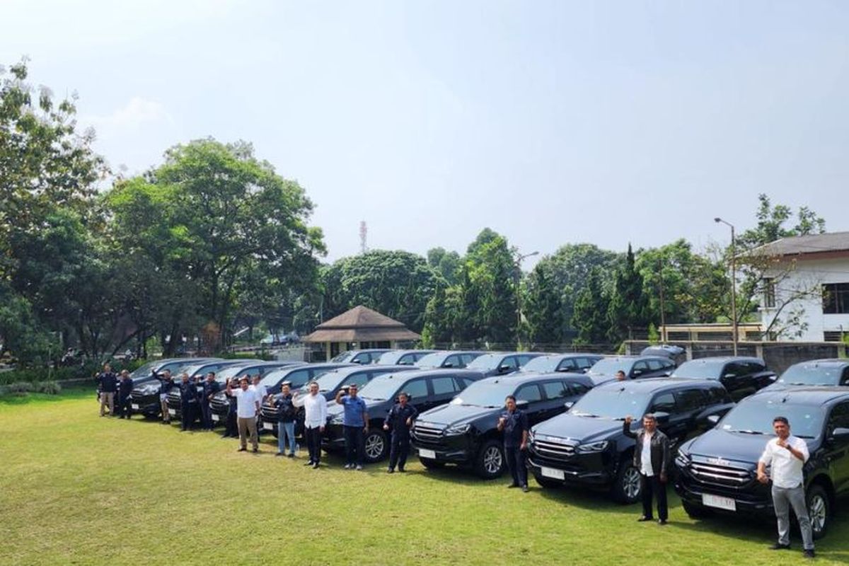 Astra Isuzu menyerahkan 70 unit Isuzu mu-X 4x4 kepada Perhutani sebagai kendaraan operasional.