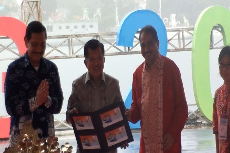 Wakil Presiden Jusuf Kalla meluncurkan pneberbitan seri perangko sail Sabang saat meresmikan perhelatan sail Sabang di Pelabuhan CT3-BPKS Sabang, sabtu (2/12/2017). Sail Sabang berlangsung hingga 5 desember 2017 mendatang.