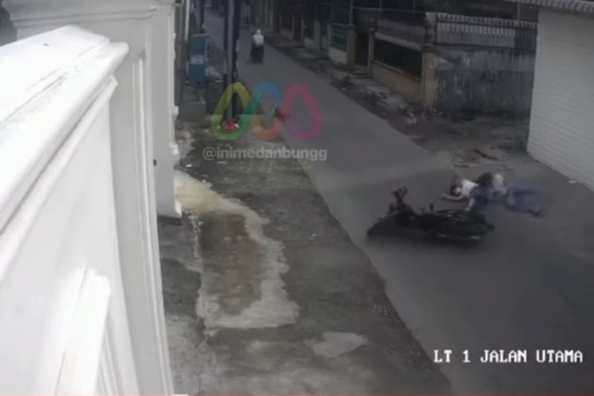 Tangkapan layar video saat korban terjatuh setelah terseret dijambret di Jalan Duyung, Kelurahan Pandau Hulu II, Kecamatan Medan Area pada Sabtu (22/10/2022).