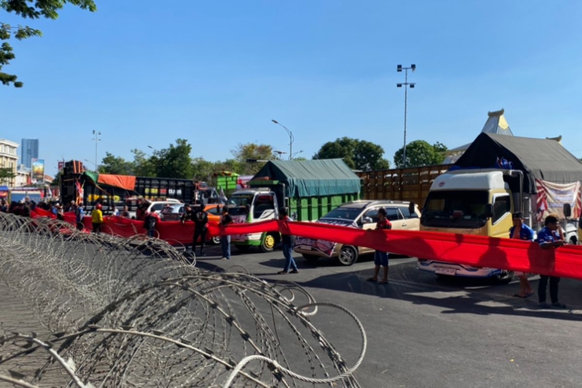 Ratusan truk berjajar di depan Kantor Gubernur Jatim, Senin (26/8/2024).