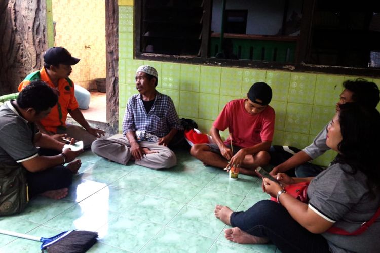 Amiruddin (tiga dari kiri) ditemani para relawan saat usai shalat Jumat di kawasan Masjid Jami Jombang, Jumat (18/1/2019). Perjalanan Amiruddin ke Banyuwangi akan dilanjutkan pada Sabtu pagi.