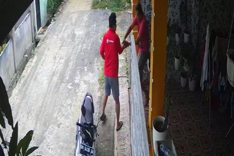 Tangkapan layar video rekaman CCTV pelatih futsal ditikam pakai pisau oleh anak didiknya, Minggu (15/5/2022).