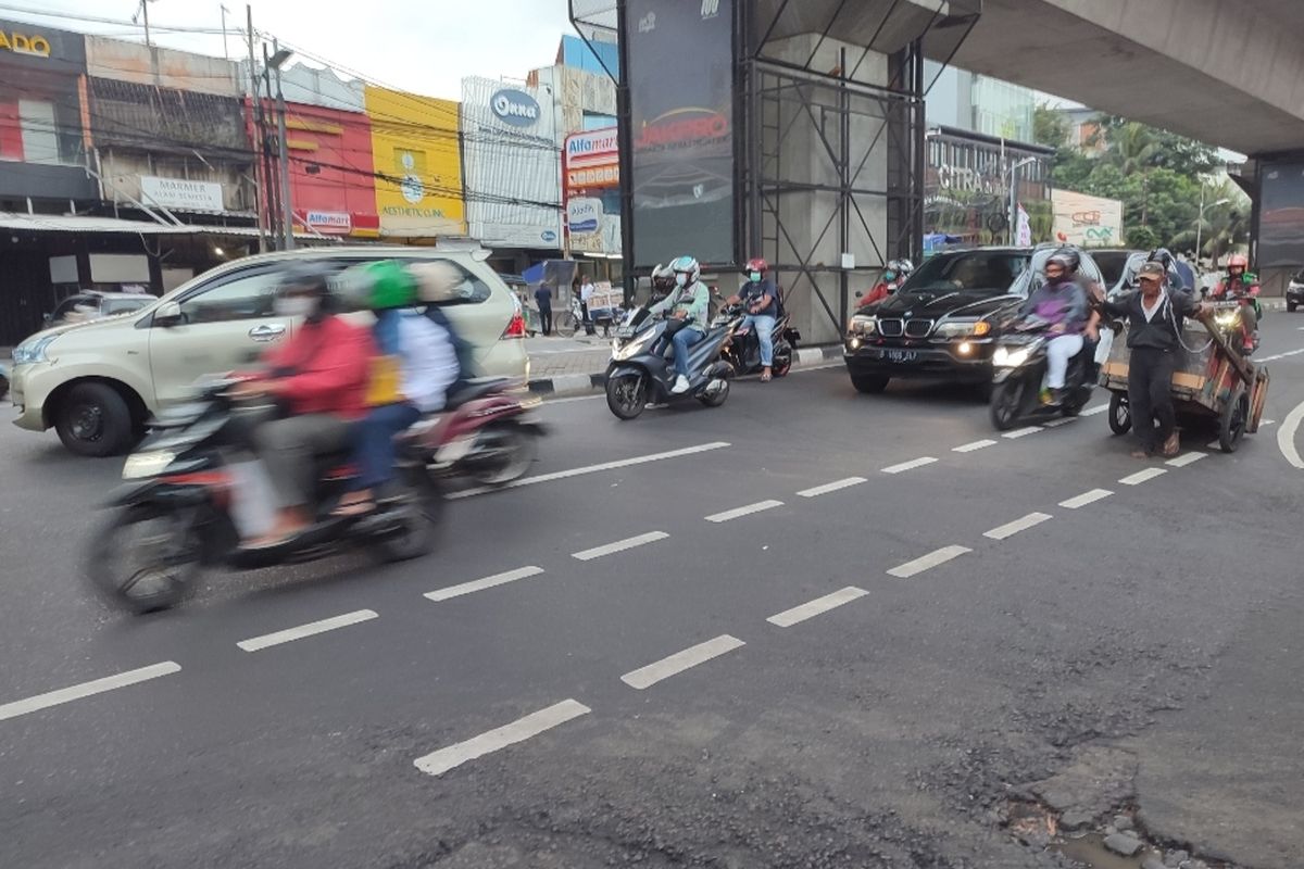 Minyak goreng tumpah di Jalan Fatmawati Raya, tepat di depan Pasar Cipete, Kebayoran Baru, Jakarta Selatan, Kamis (12/5/2022) sekitar pukul 15.00 WIB. Saat ini tumpahan minyak goreng itu telah ditangani.