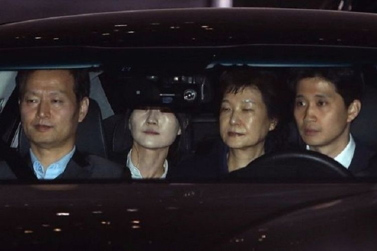 Mantan Presiden Korsel, Park Geun-hye, ditangkap oleh jaksa negara itu dan dibawa ke rumah tahanan di Seoul selatan, Jumat (31/3) dini hari waktu setempat.
