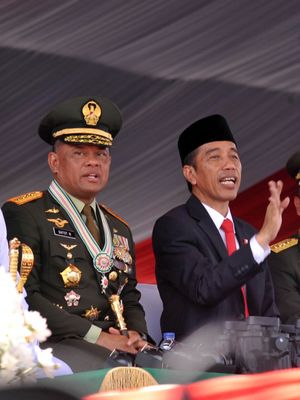 Presiden Joko Widodo (tengah) berbincang dengan Panglima TNI Jenderal TNI Gatot Nurmantyo (kedua kiri) , Kepala Staf TNI AL Laksamana TNI Ade Supandi (kiri), Kepala Staf TNI AD Jenderal TNI Moelyono (kedua kanan) dan Kepala Staf TNI AU Marsekal TNI Hadi Tjahjanto (kanan) pada acara Upacara Parade dan Defile HUT ke-72 TNI Tahun 2017 di Dermaga Indah Kiat, Cilegon, Banten Kamis (5/10/2017). Perayaan HUT ke-72 TNI mengusung tema Bersama Rakyat TNI Kuat.