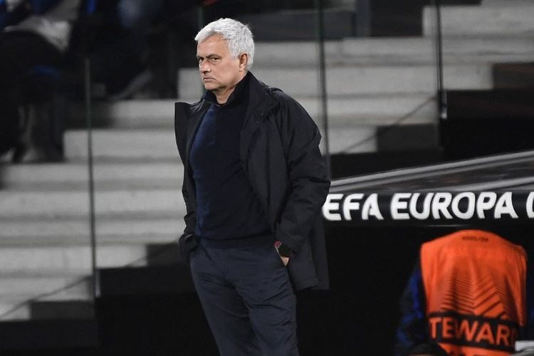 Pelatih AS Roma, Jose Mourinho, berdiri di area teknik dalam laga leg kedua 16 besar Liga Europa 2022-2023 kontra Real Sociedad, 16 Maret 2022. Terkini, Mourinho menatap laga final Liga Europa 2022-2023 antara Sevilla vs Roma di Budapest Arena, Hongaria, Kamis (1/6/2023) dini hari WIB.  (Foto oleh ANDER GILLENEA / AFP)