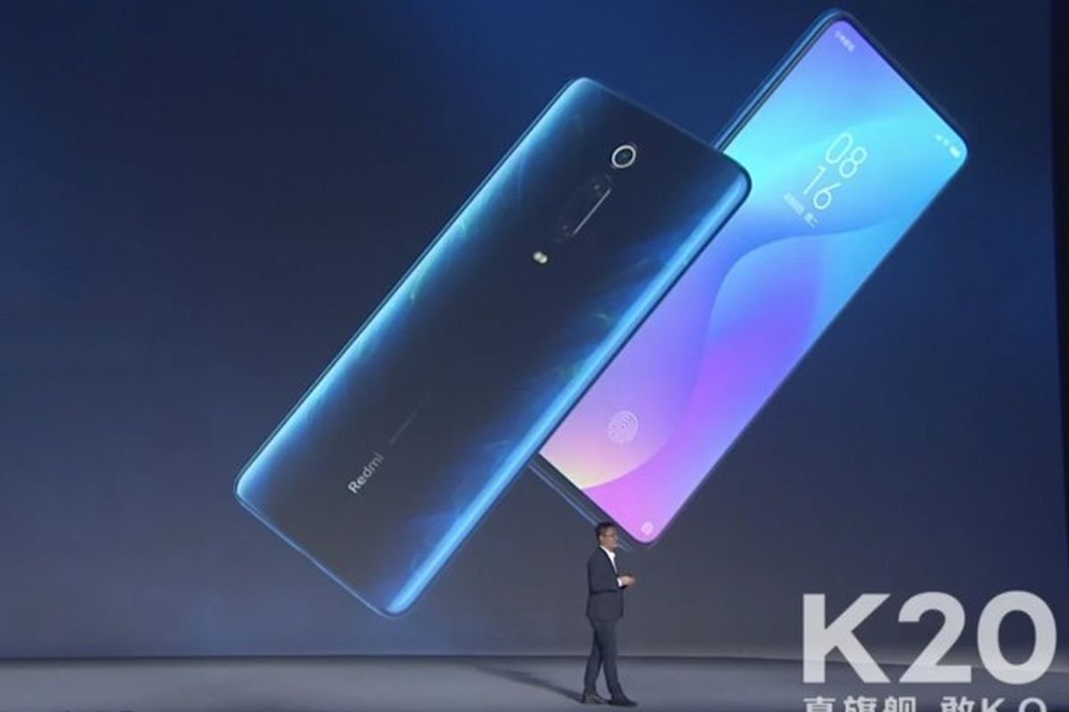 Ilustrasi Lu Weibing memamerkan Redmi K20 Pro dan K20