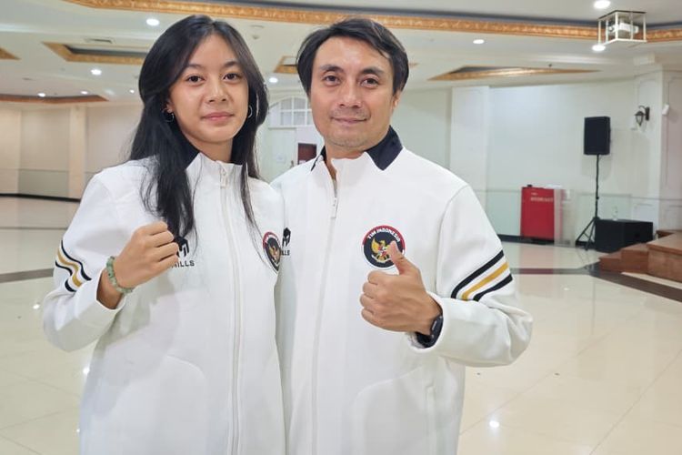 Atlet Muaythai Indonesia, Jeisya Earlene Kalea Ozora bersama pelatih sekaligus ayahnya, Jhe Jhe Jose Mada 