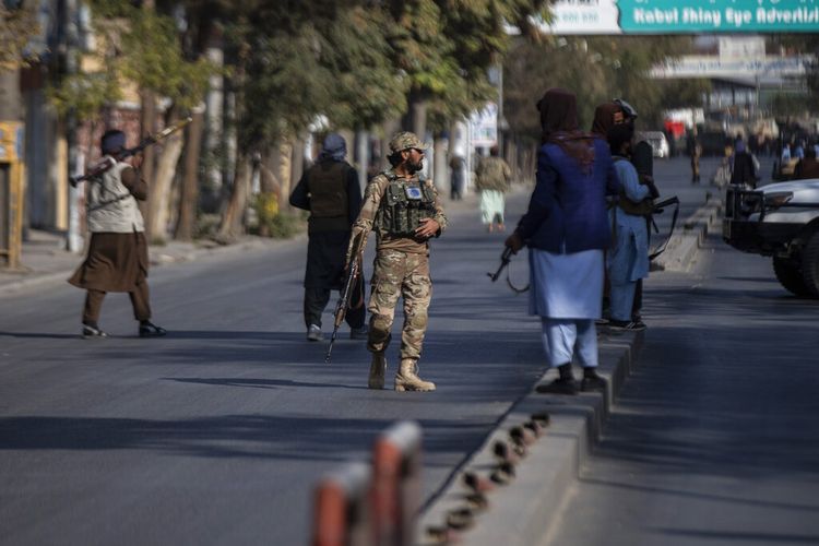 Para pasukan Taliban memblokir jalan setelah terjadi serangan di rumah sakit militer di Kabul, Afghanistan, Selasa (2/11/2021). Serangan itu menewaskan lusinan orang dan melukai lebih dari selusin, kata pejabat kesehatan.