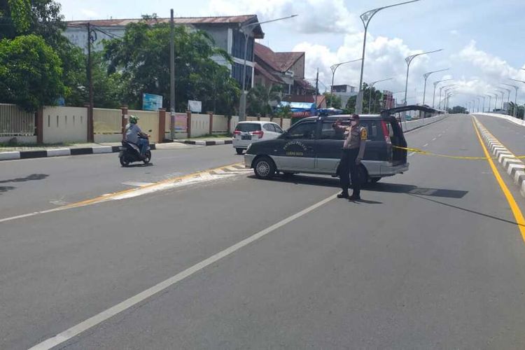 foto dok Humas Polresta Banda Aceh,  Polisi memblokade ruas jalan menuju jembatan Fly Over, Simpang Surabaya, Kota Banda Aceh saat melakukan evakuasi benda yang dicurigai bom. Minggu (21/06/2020).