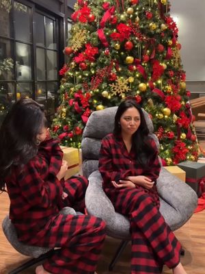 Rachel Vennya dan Fuji tampil kompak menemani Erika Carlina rayakan Natal. Outfit kembaran bernuansa merah mereka curi perhatian.