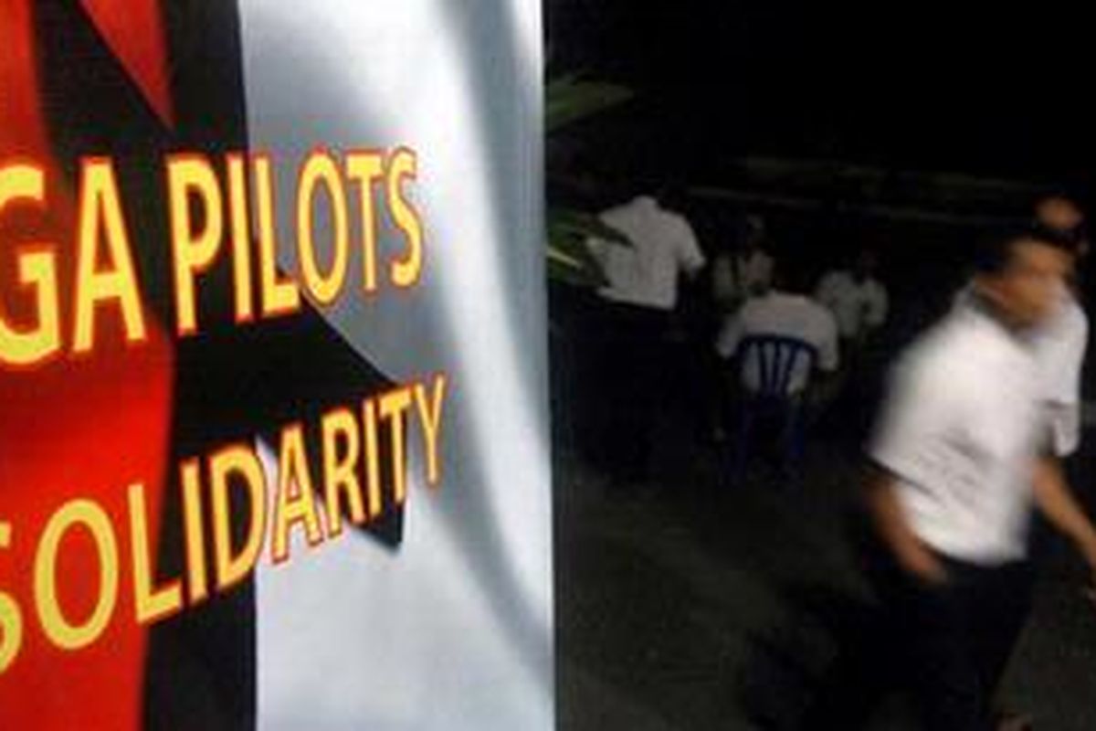 Aksi mogok kerja yang dilakukan 50 orang pilot dari Asosiasi Pilot Garuda (APG) dilakukan dengan duduk-duduk sambil berbincang-bincang ringan di depan gedung Pilot House yang berada di kawasan kantor Garuda Operation Center (GOE) di Tanggerang, Kamis, (28/7/2011). 