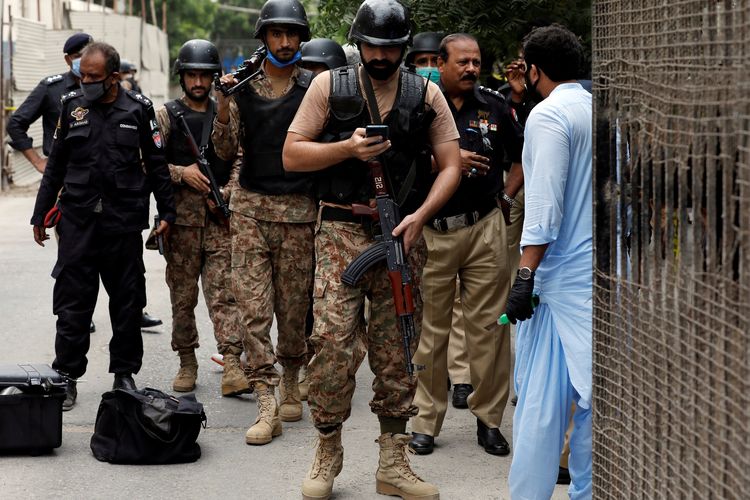 Paramiliter Pakistan saat tiba di Bursa Efek Pakistan, lokasi serangan teror yang didalangi kelompok separatis. Insiden terjadi di Karachi, Senin (29/6/2020).
