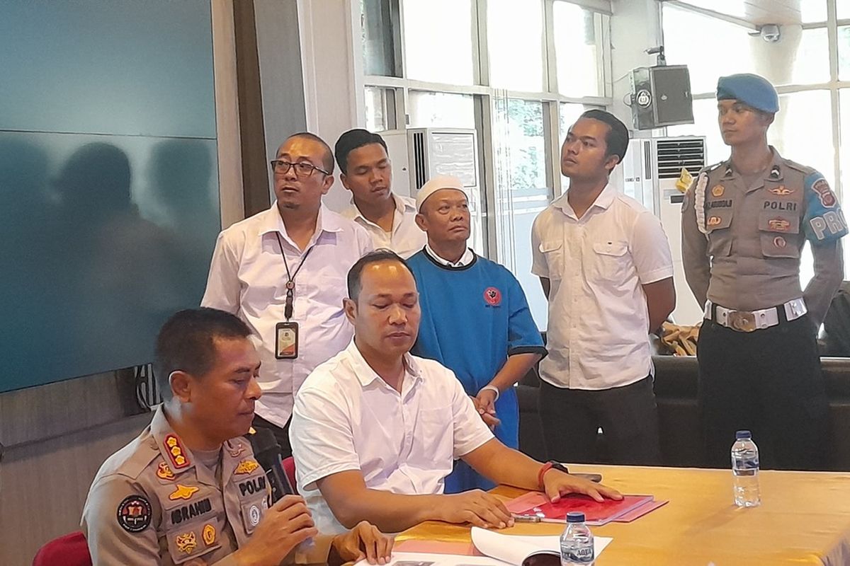 Polda Jabar tengah merilis pengungkapan pembunuhan ibu dan anak di subang, di Mapolda Jabar, Rabu (6/12/2023). Adapun salah satu tersangka yosep dihadirkan dalam rilis tersebut.