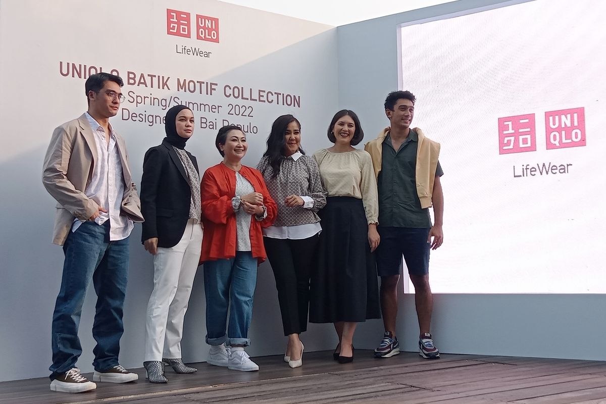 Koleksi terbaru Uniqlo Batik Motif Collection Spring/Summer 2022 Designed by Bai Populo yang diluncurkan di Skye Bar & Restaurant, Jakarta Pusat, Rabu (30/3/2022).