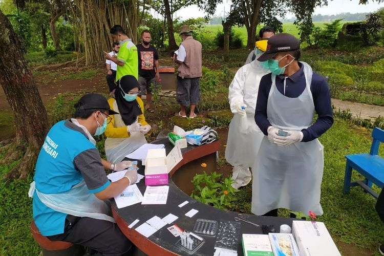 Sejumlah pengendara dari luar kota melakukan tes rapid antigen di perbatasan wilayah Purbalingga, Jawa Tengah, Senin (10/5/2021).