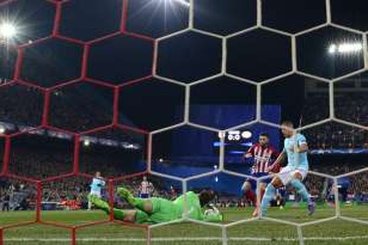 Penjaga gawang PSV Eindhoven, Jeroen Zoet, menghentikan bola tembakan pemain Atletico Madrid pada pertandingan leg kedua babak 16 besar Liga Champions di Vicente Calderon, Selasa (15/3/2016).