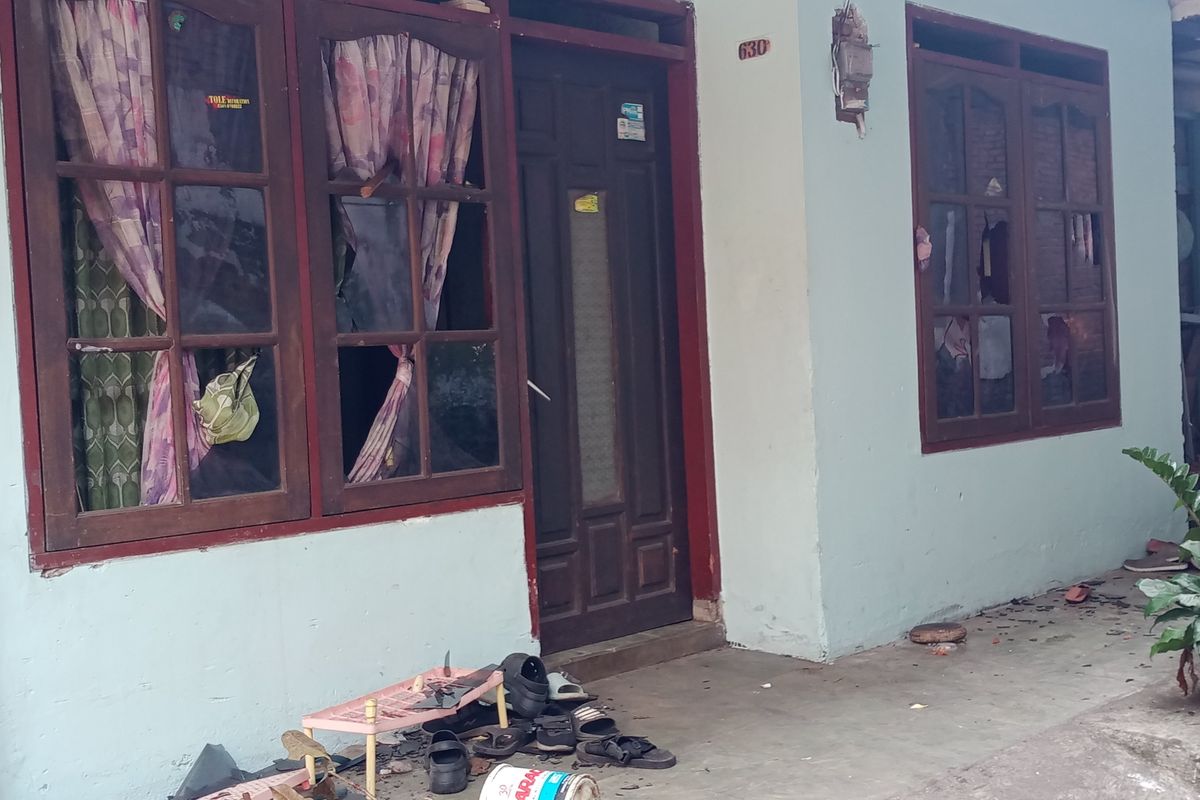 Kaca depan rusak dari salah satu rumah warga di RT 3 RW 5, Jalan Joyo Suryo, Kelurahan Merjosari, Kecamatan Lowokwaru, Kota Malang, Jawa Timur pada Sabtu (27/5/2023).