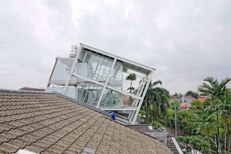 Rumah berukuran 320 meter persegi ini disebut Rumah Miring, atau Slanted House.