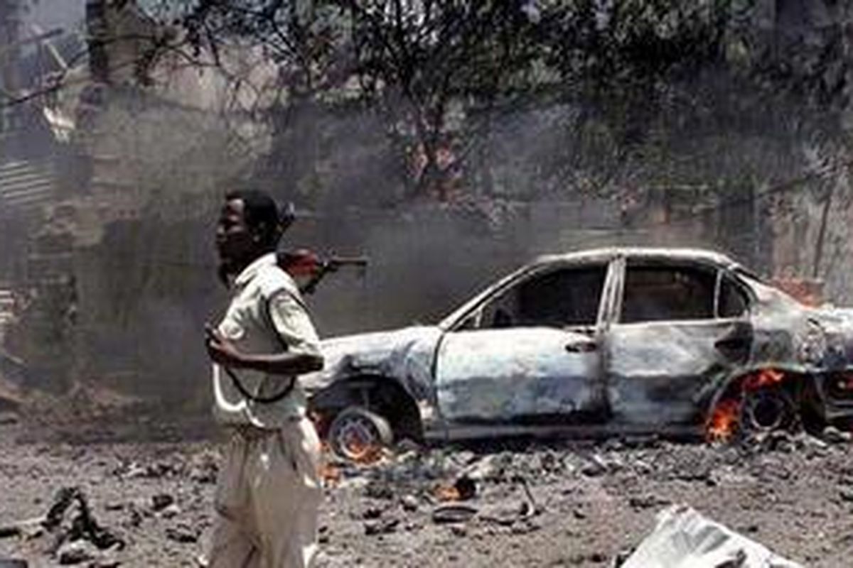 Sebuah bom mobil meledak di depan kantor Kementerian Pendidikan di Mogadishu, Somalia, Selasa (4/10/2011). Peristiwa ini menewaskan puluhan orang.