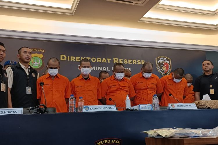12 orang pelaku penjualan ginjal jaringan internasional yang dihadirkan dalam rilis pers di Gedung Direktorat Reserse Kriminal Umum, Kamis (20/7/2023). 12 orang itu ditangkap oleh tim gabungan Ditreskrimum Polda Metro Jaya dan Bareskrim Polri.