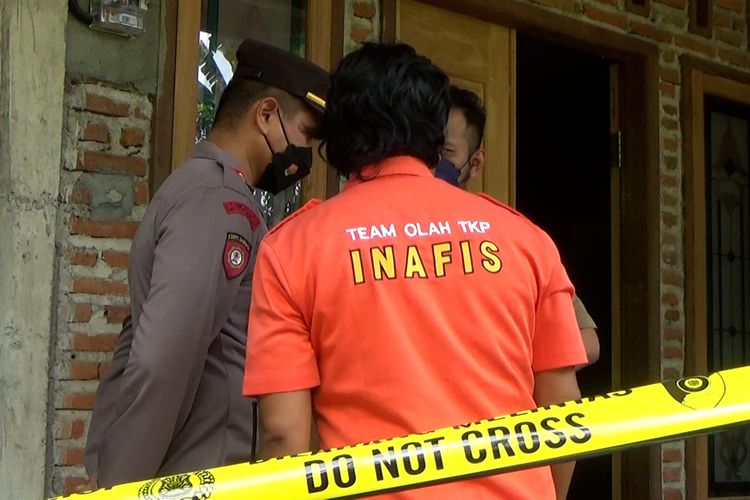 Tim Inafis Polres Tulungagung Jawa Timur, melakukan olah tempat kejadian perkara, di rumah Ibu dan anak yang bunuh diri diduga minum racun tikus, Senin (15/08/2022)