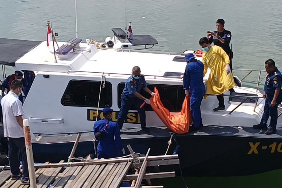 Proses evakuasi korban insiden terbakar dan meledaknya kapal tugboat dan tongkang di perairan laut utara Lamongan, Jawa Timur, Kamis (13/3/2025). 
