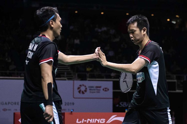 Pebulu tangkis Indonesia Hendra Setiawan (kanan) dan Mohammad Ahsan saat berhadapan dengan ganda Jepang Takeshi Kamura dan Keigo Sonoda di partai final Singapore Open 2019 di di Singapore Indoor Stadium, Minggu (14/4/2019). Ahsan/Hendra harus puas menjadi runner-up setelah takluk dari Takeshi Kamura/Keigo Sonoda dengan skor 13-21, 21-19, 17-21.