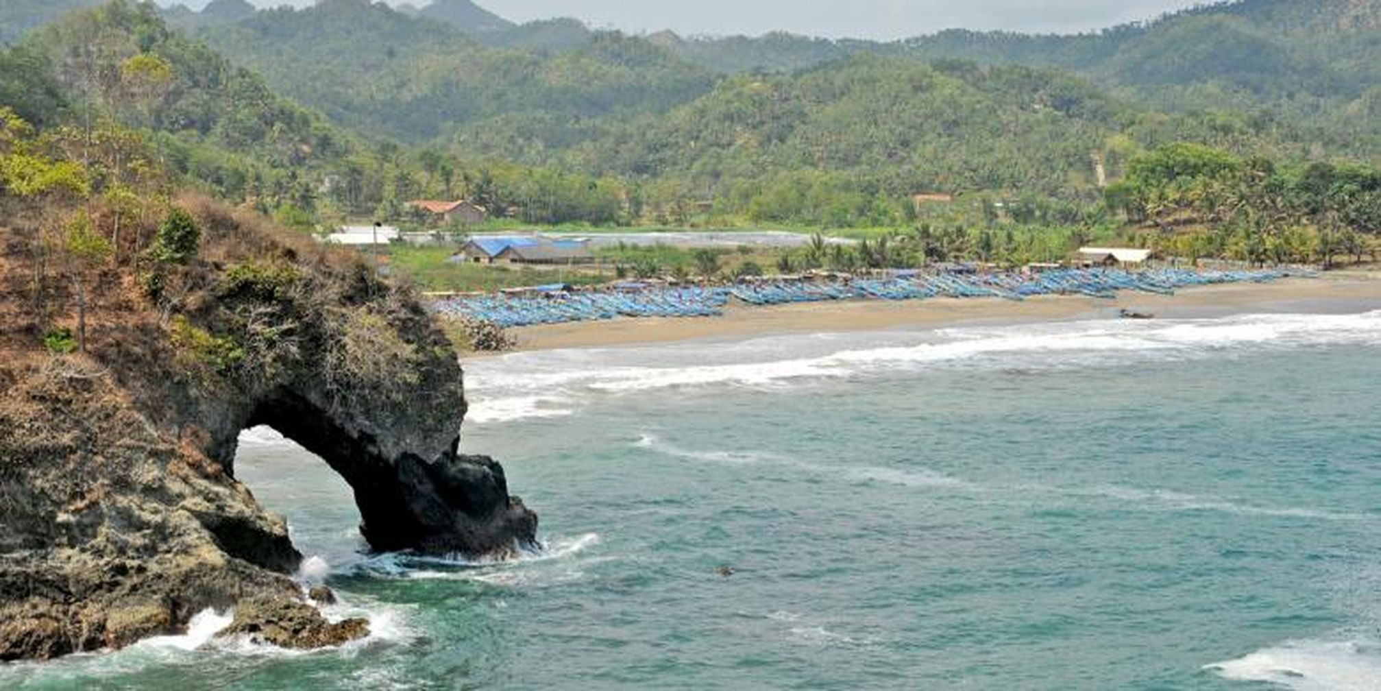 5 Pantai Yang Cocok Dikunjungi Saat Musim Hujan Halaman All