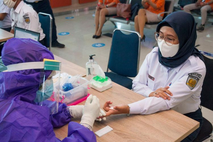 Kegiatan rapid test karyawan KA Bandara Soekarno-Hatta di Stasiun BNI City Jakarta, Senin (29/6/2020)